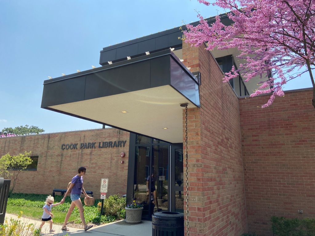 Image of the entrance of Cook Park Library in Libertyville, Illinois